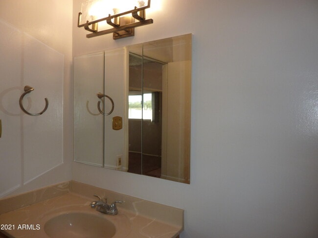 Building Photo - 607 E Diamond Dr