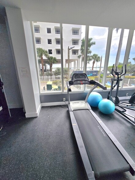 Building Photo - 615 NE 22nd St