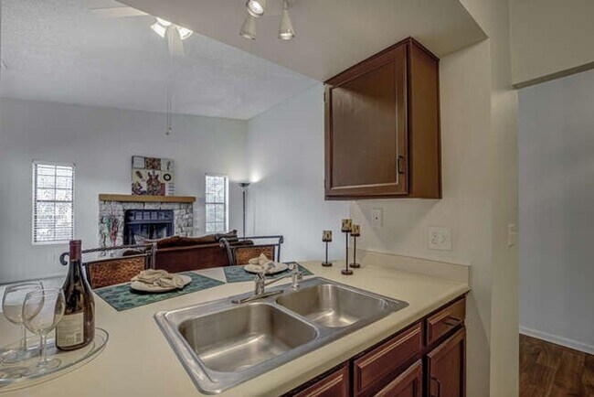 Building Photo - 1 Bedroom 1 Bathroom Beautifully Updated - New Paint & Carpet - Washer/Dryer In Unit