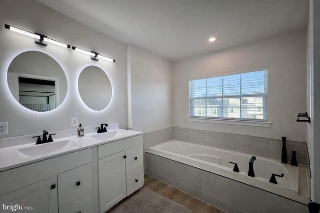 Building Photo - 134 Smt Pt Blvd