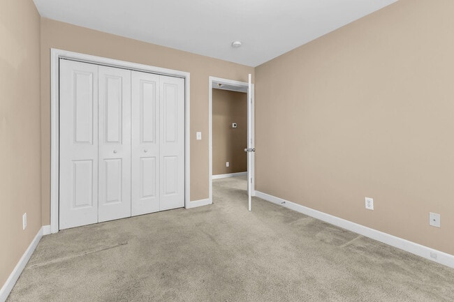Building Photo - 553 Rosedale Ave