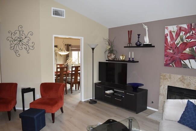 Building Photo - 2 Bedroom 2 Bath Single Story Golf Course ...