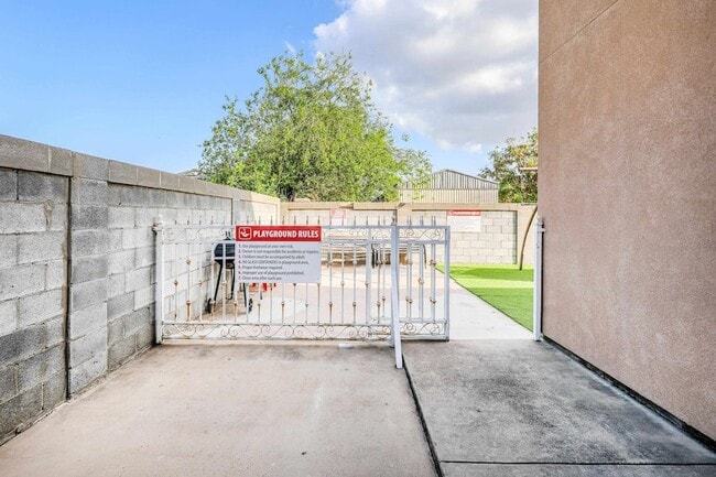 Building Photo - 205 W San Carlos St