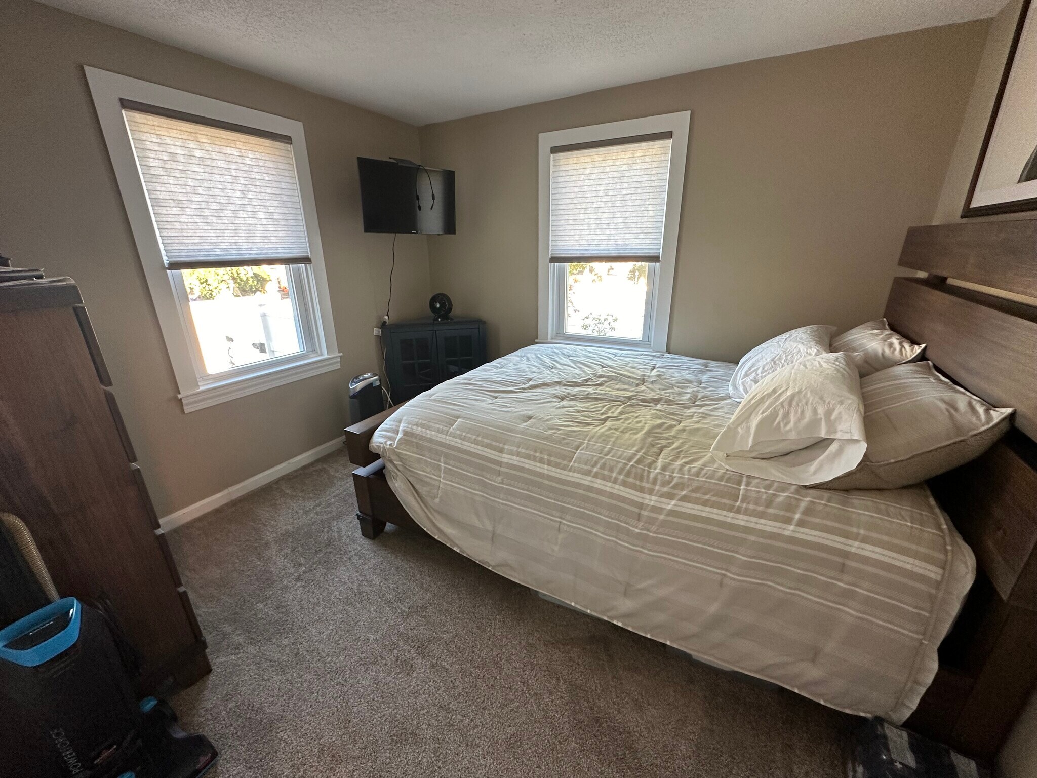 Building Photo - 33 Windhurst Ave