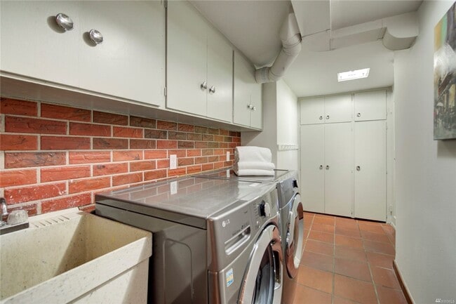 Building Photo - 4Bd/1.75Ba Seattle Home