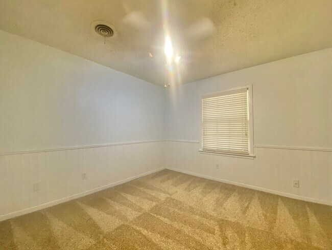 Building Photo - NOW AVAILABLE - Great 3 bedroom 2 bath nea...