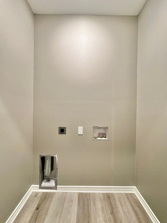 Building Photo - 3 Bedroom 2.5 Bathroom Townhomes at Villa Rosa!