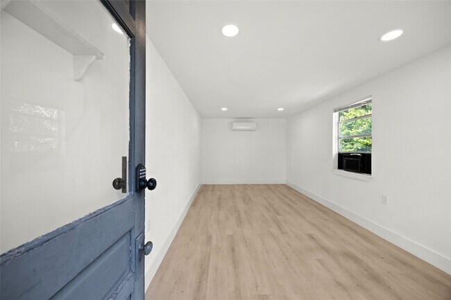Building Photo - 620 S Bell St