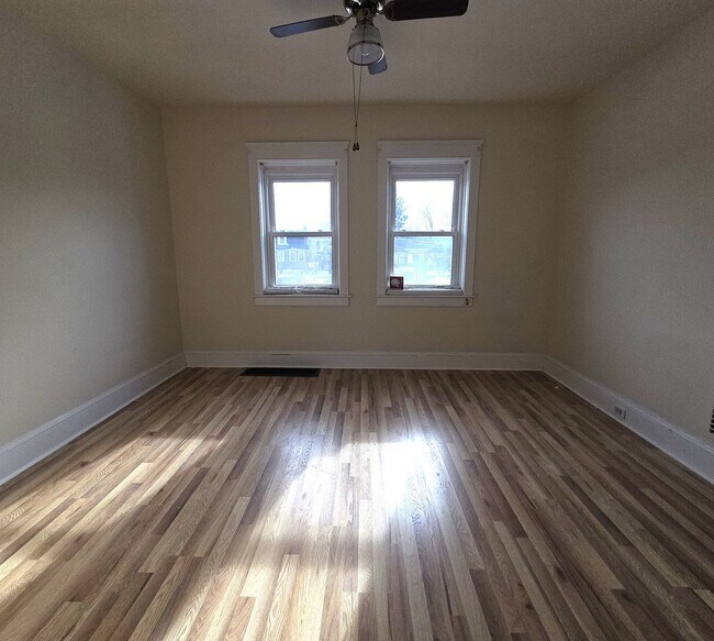 Building Photo - 3 bedroom house For Rent