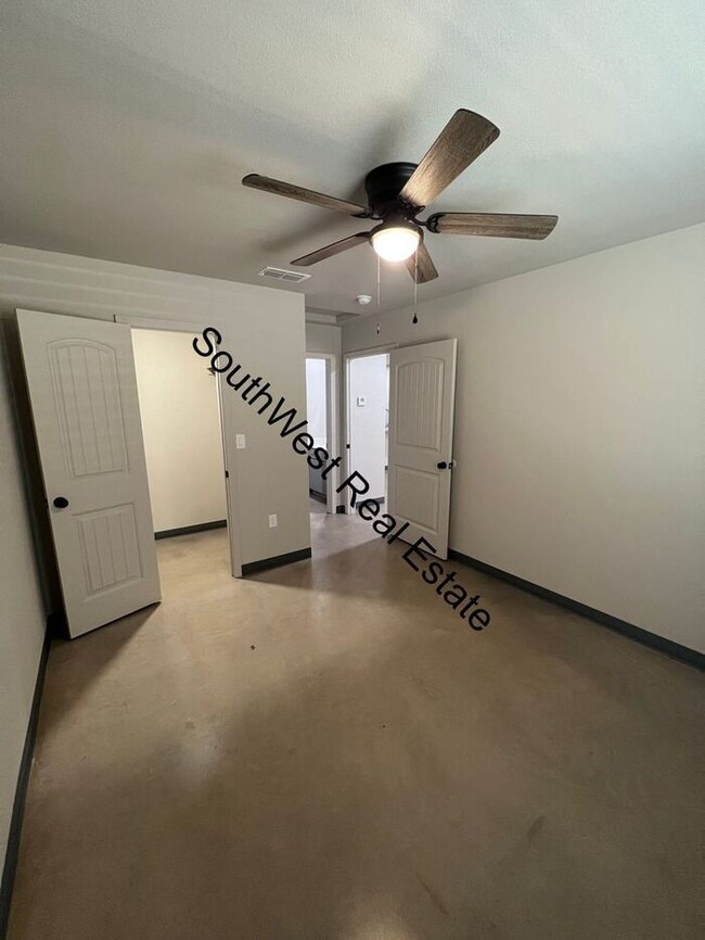 Building Photo - Spacious 2 bedroom 2 Bath apartment