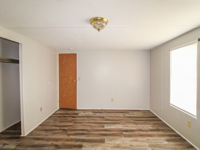 Building Photo - Move-In Ready & Lawn Care Included!