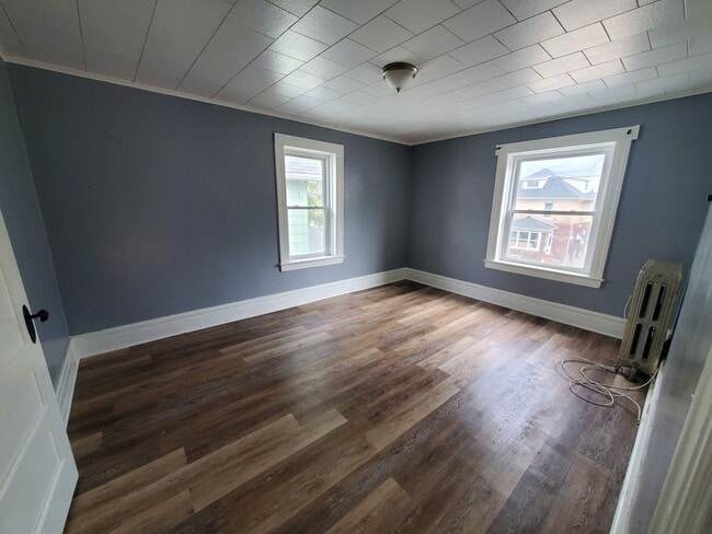Building Photo - Large 4 Bedroom Single Family House Availa...