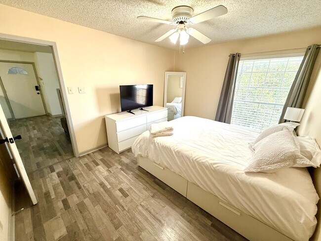 Building Photo - AVAILABLE NOW! 3rd Floor 1 Bedroom / 1 Bat...