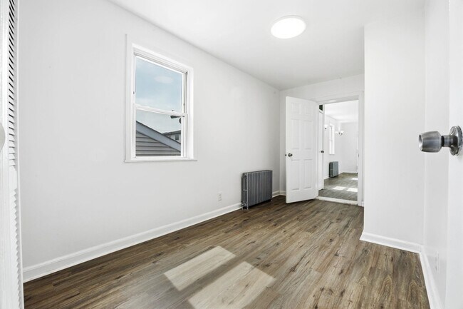 Building Photo - 826 7th St