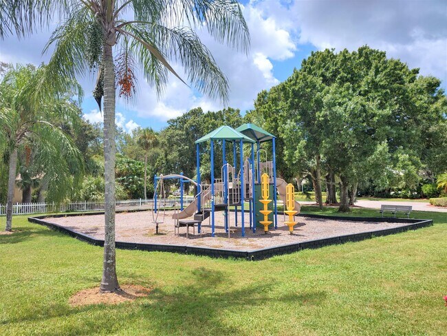 Building Photo - Seasonal Short-Term 2 Bedroom 2 Bathroom Villa at Augusta Villas in Plantation!