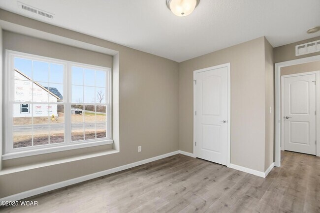 Building Photo - 2882 Lake Cir Dr