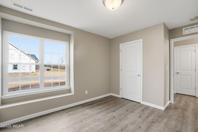 Building Photo - 2888 Lake Cir Dr