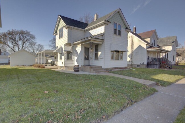 Building Photo - 514 S Clark St