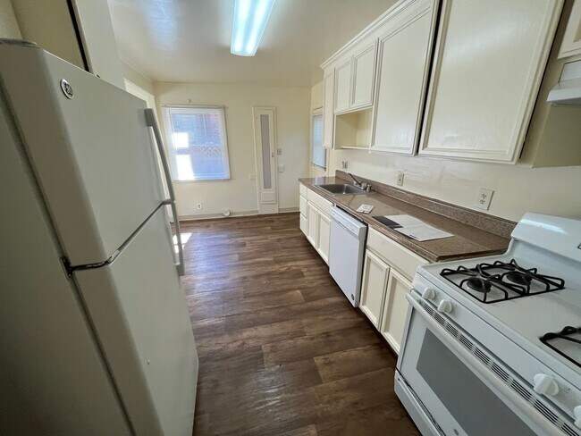 Building Photo - Great Student Housing.  3bd (Has been converted to 4 bedroom in past) 3bath house a block and a h...