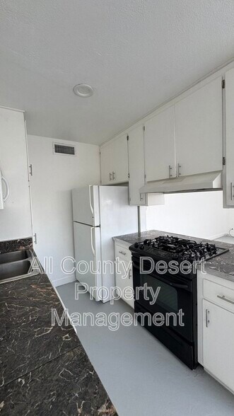 Building Photo - 46075 Ocotillo Dr