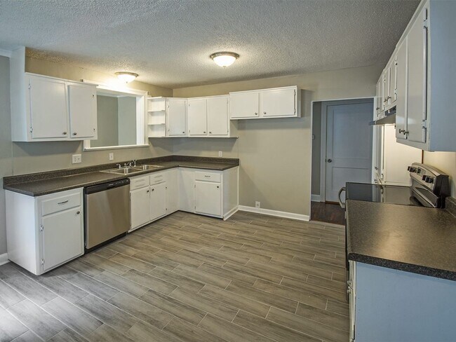 Building Photo - UPDATED 3 bed, 1 bath near U of M.