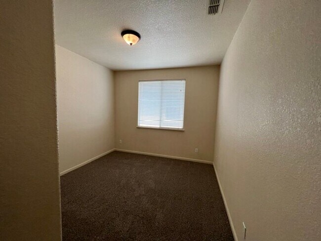 Building Photo - 2912 Medinah Way