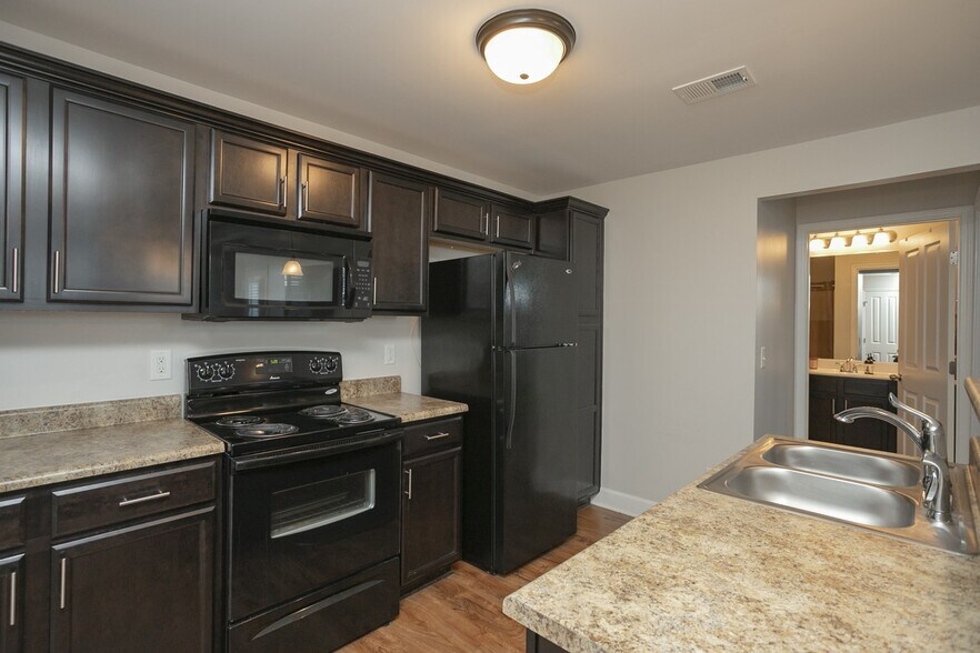 Building Photo - 8201 Lenox Creekside Dr