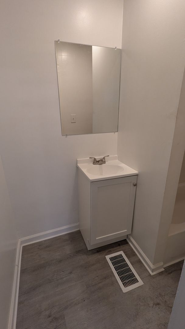 Building Photo - Charming 5-bedroom home located in the heart of Akron