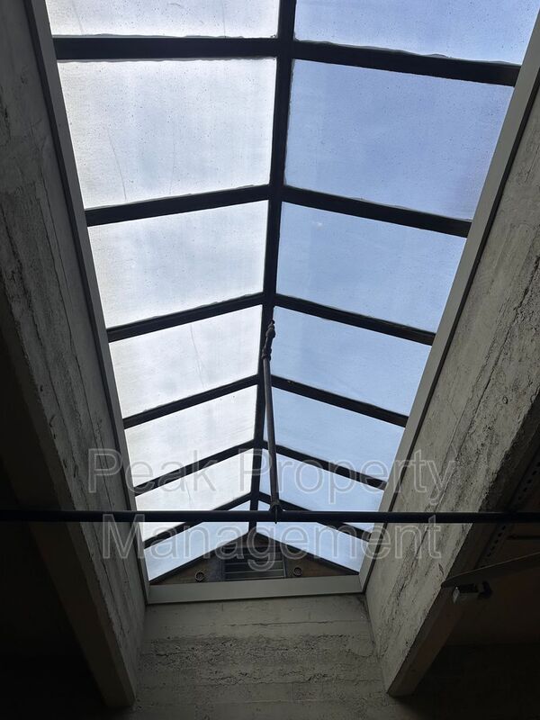 Building Photo - 212 W 7th St