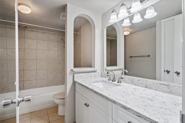 Building Photo - 4010 Ridglea Country Club Dr