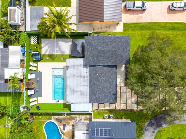 Building Photo - 1255 NE 199th St