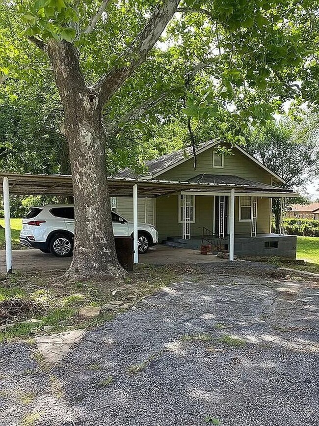 Primary Photo - 4 bed 2 bath house for rent!
