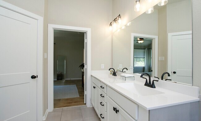 Building Photo - 320 Rise Ln