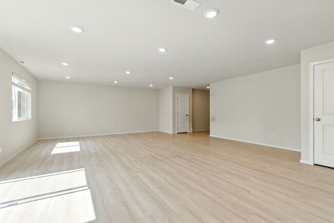 Building Photo - Beautifully Maintained Home in Coveted HOA...