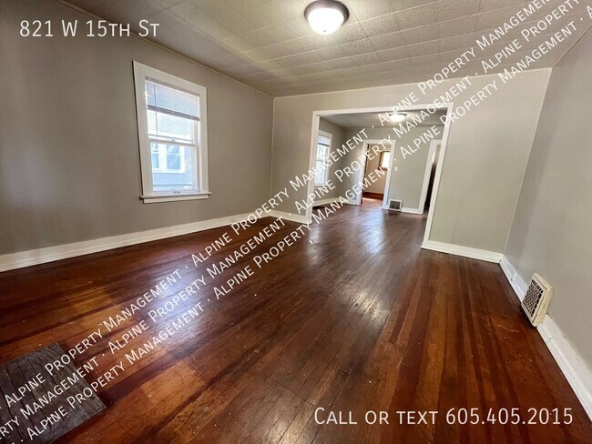 Building Photo - 821 W 15th St