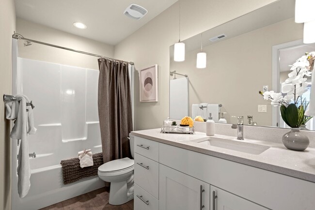 Building Photo - Pet Friendly Three Bedroom Townhome
