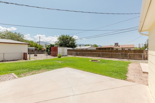 Building Photo - Adorable 2 bedroom 1 bath House
