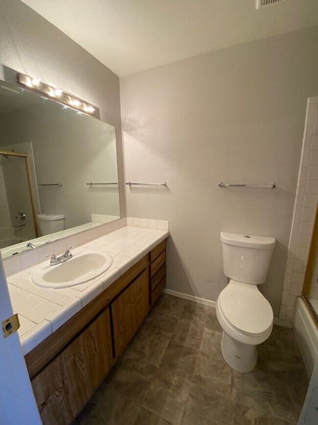 Building Photo - Craigmont Villas- 1 Bedroom Condo!!