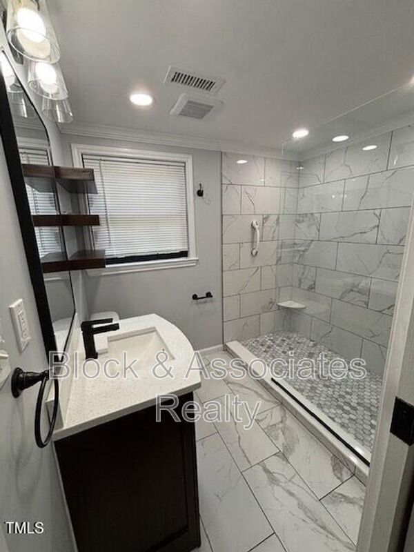 Building Photo - 710 Wakeland Dr
