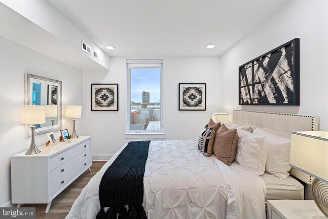 Building Photo - 701 N Henry St