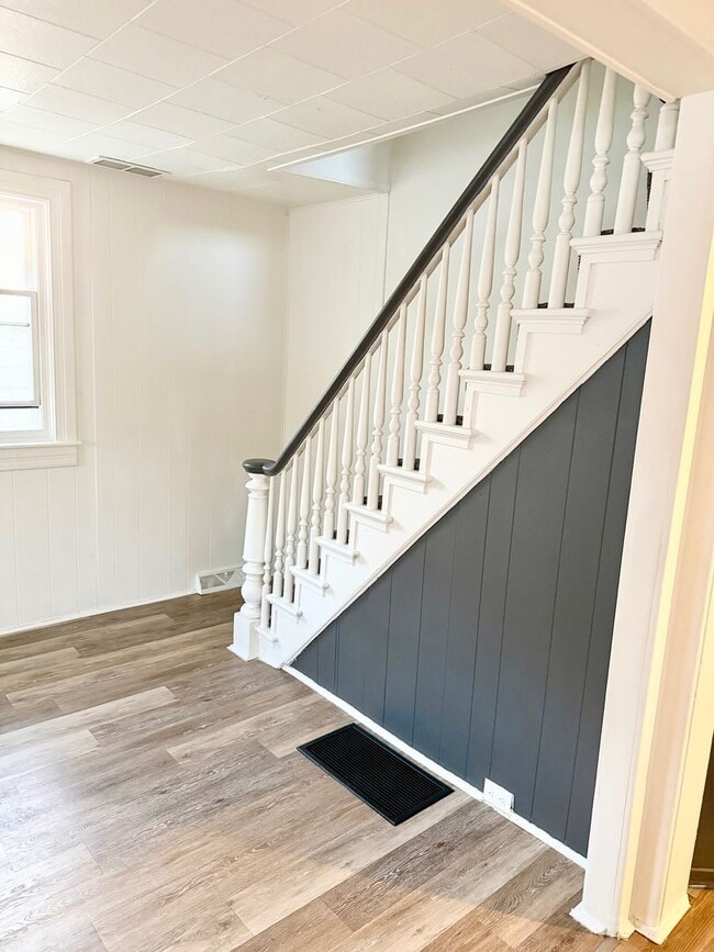 Building Photo - Cozy 2–3 Bedroom, 1 Bath Home with Garage & Sunroom