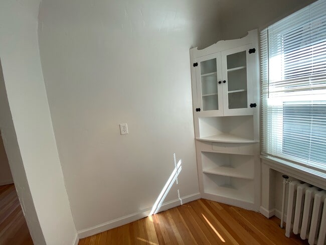Building Photo - 2445 Custer Ave