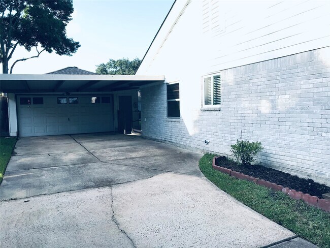 Building Photo - 3110 Springhill Dr