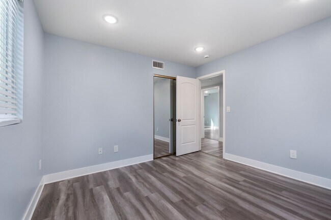 Building Photo - Beautiful 4 Bed / 3 Bath apartment with PARKING & IN-UNIT LAUNDRY!