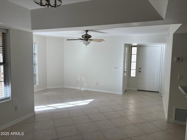 Building Photo - 1333 E Morten Ave