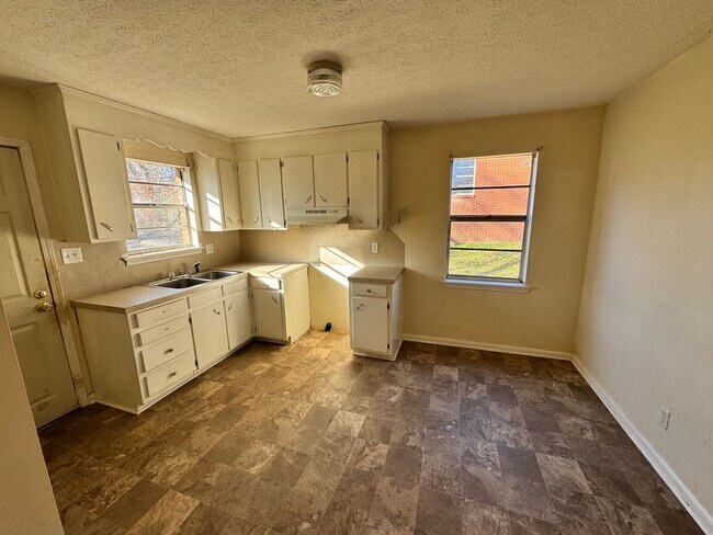 Building Photo - 128 Woodland Ave