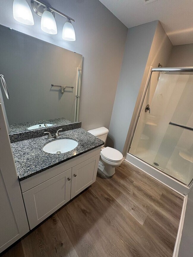 Building Photo - Inviting 3 Bedroom Townhome with Functional Layout