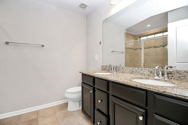 Building Photo - Stunning 3 Story 3BD/2+2HalfBA Townhome in...