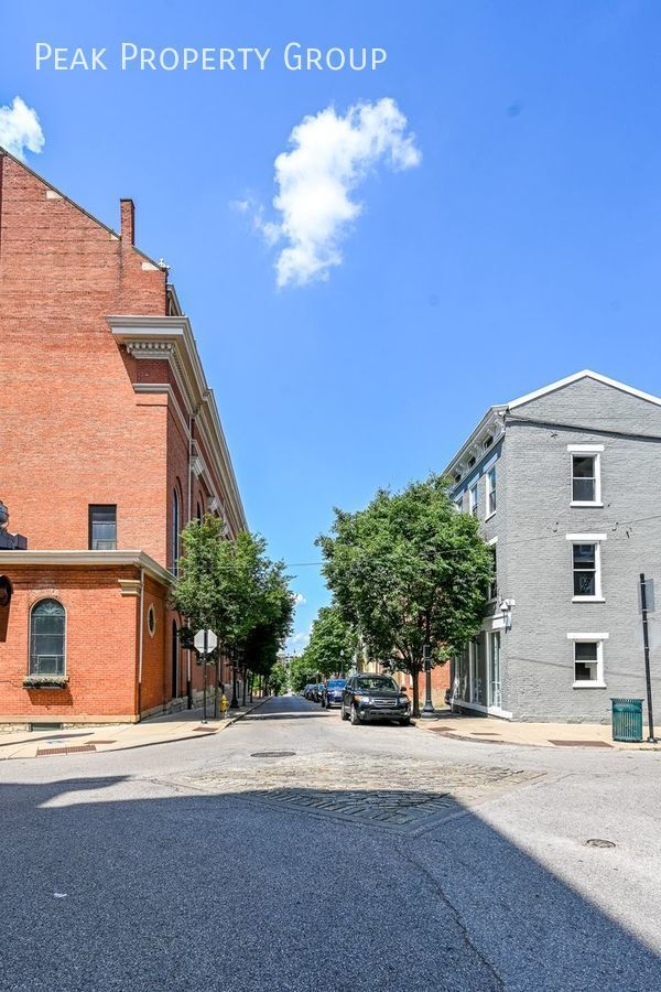 Building Photo - 515 E 12th St