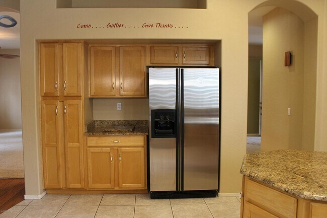 Building Photo - 875 W Aloe Pl